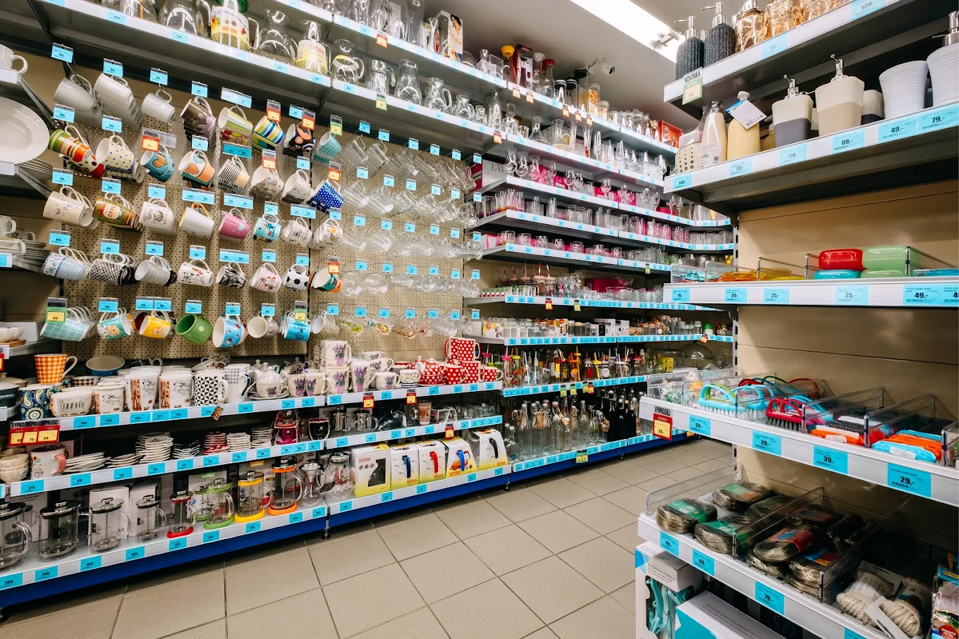 Regál s drobným zbožím do domácnosti